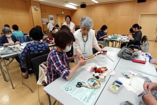 スカーフネックレス作り中